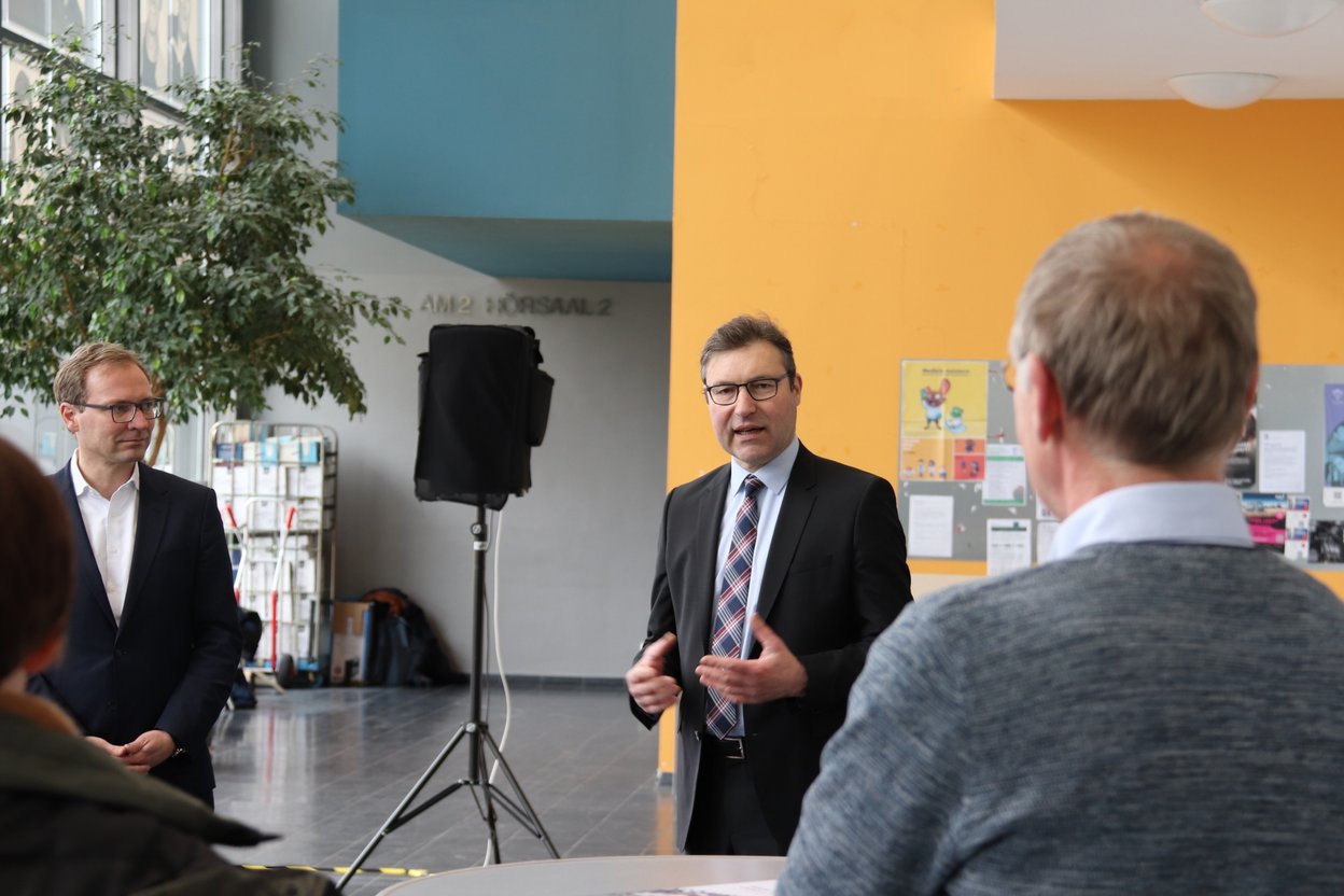 GMSH-Geschäftsführer Frank Eisoldt spricht bei Ausstellungseröffnung Rahmenplan Campus Lübeck.