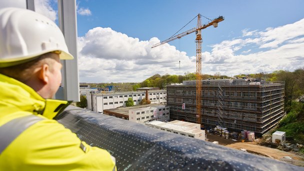 Vogelperspektive auf das ZEVS der Technischen Fakultät Uni Kiel.  