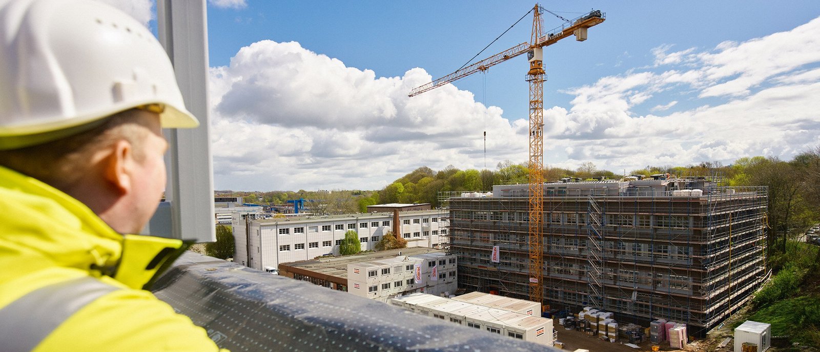 Vogelperspektive auf das ZEVS der Technischen Fakultät Uni Kiel.  