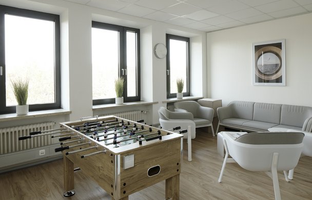 Ein Tischkicker in einem Loungebereich in der Kieler GMSH-Zentrale.