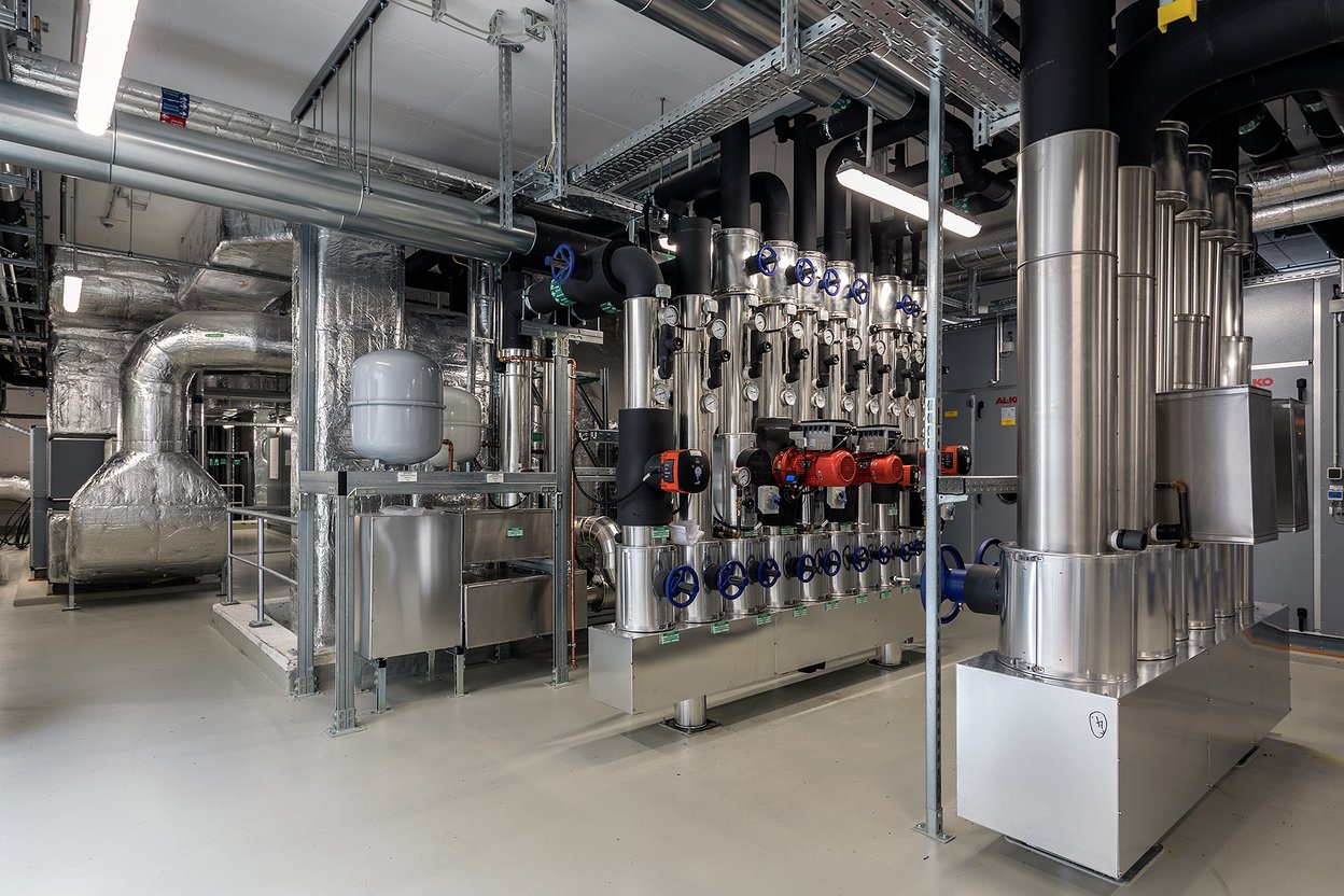Uni Kiel Quincke Forschungszentrum. Innenansicht Technikzentrale. 