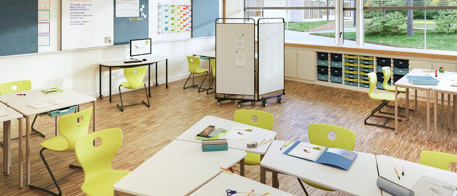 Ein Klassenzimmer mit grünen Stühlen und weißen Tischen.