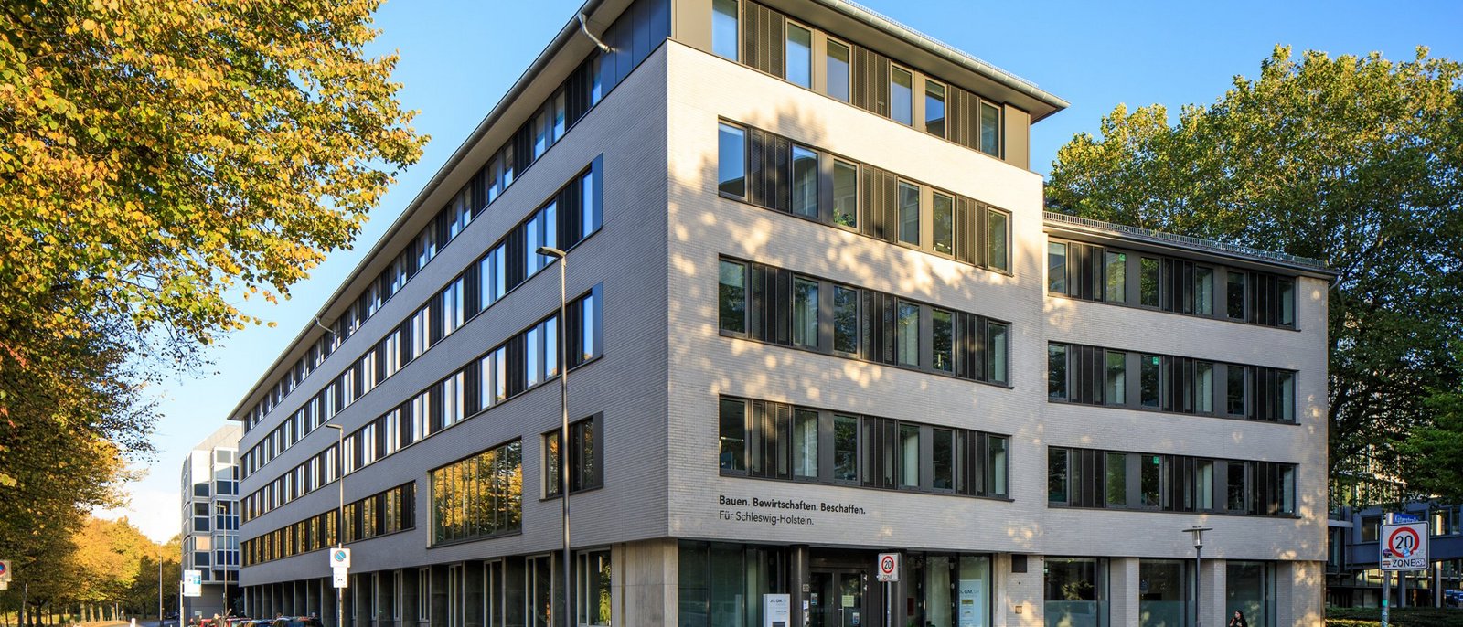 Blick auf den Eingang der neuen Kieler GMSH-Zentral in der Kieler Innenstadt.