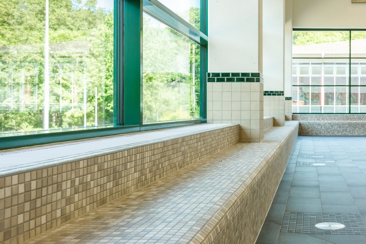 Marineunteroffizierschule Plön, Rettungsübungshalle. Fensterfront mit Sitzbank in Schwimmhalle.