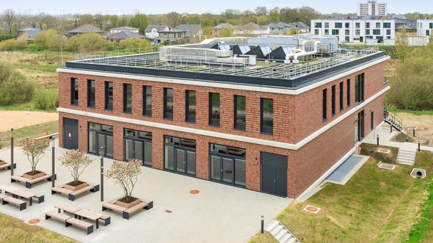 Das Mehrzweckgebäude der FH Westküste aus der Vogelperspektive.
