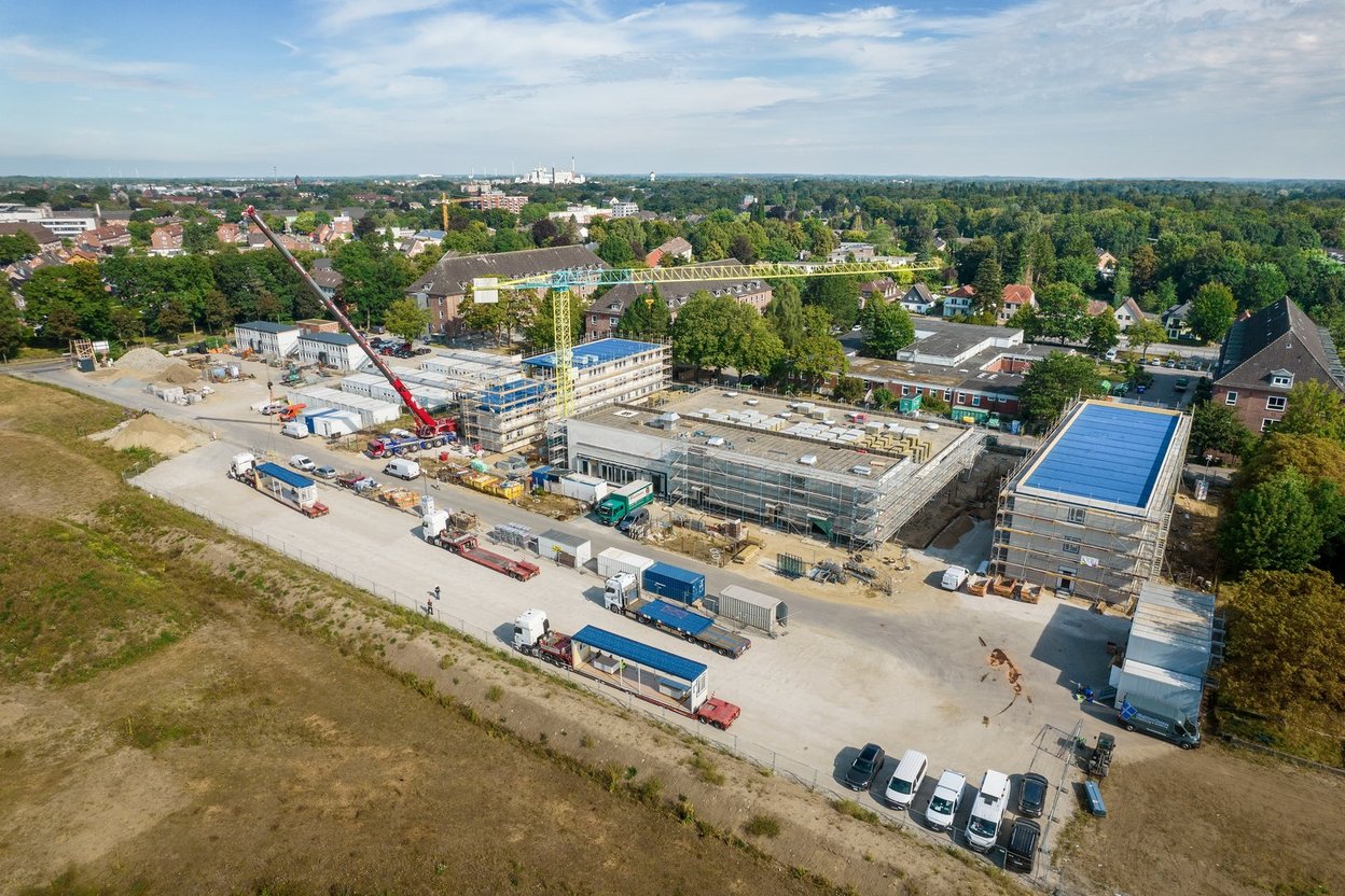 Drohnenfoto vom Baufeld 1 mit drei Rohbauten