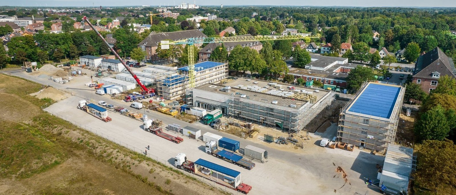Drohnenfoto vom Baufeld 1 mit drei Rohbauten