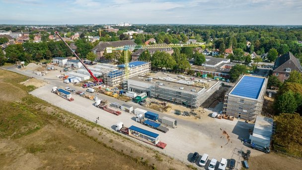 Drohnenfoto vom Baufeld 1 mit drei Rohbauten
