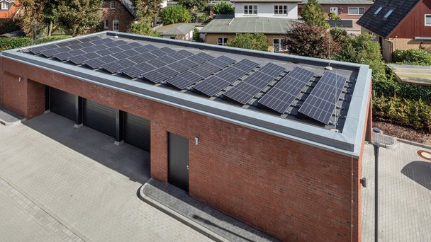 Polizeistation Sylt. Fahrzeughalle mit Photovoltaikanlagen.