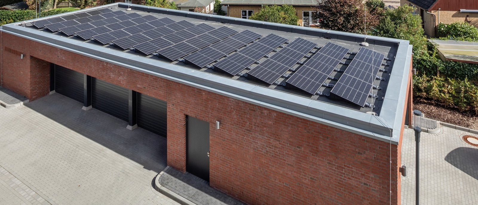 Polizeistation Sylt. Fahrzeughalle mit Photovoltaikanlagen.