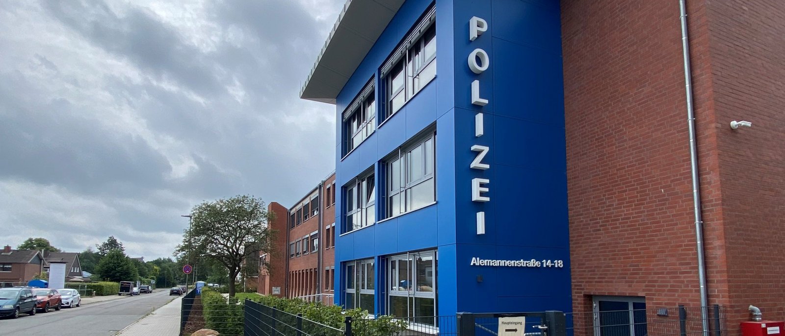 Polizeidirektion Neumünster. Gebäudeansicht von Außen. Eingangsbereich.