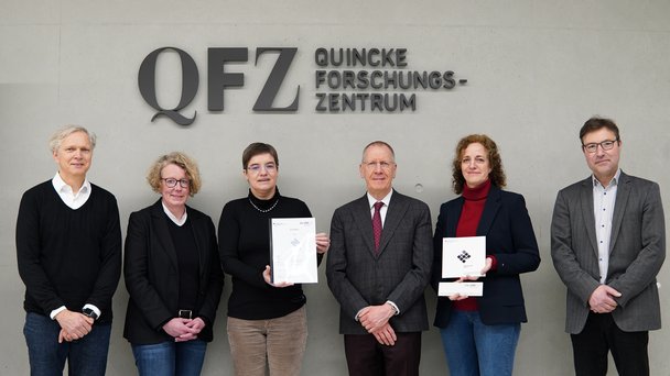 Feierlich wird das Zertifikat übergeben. 