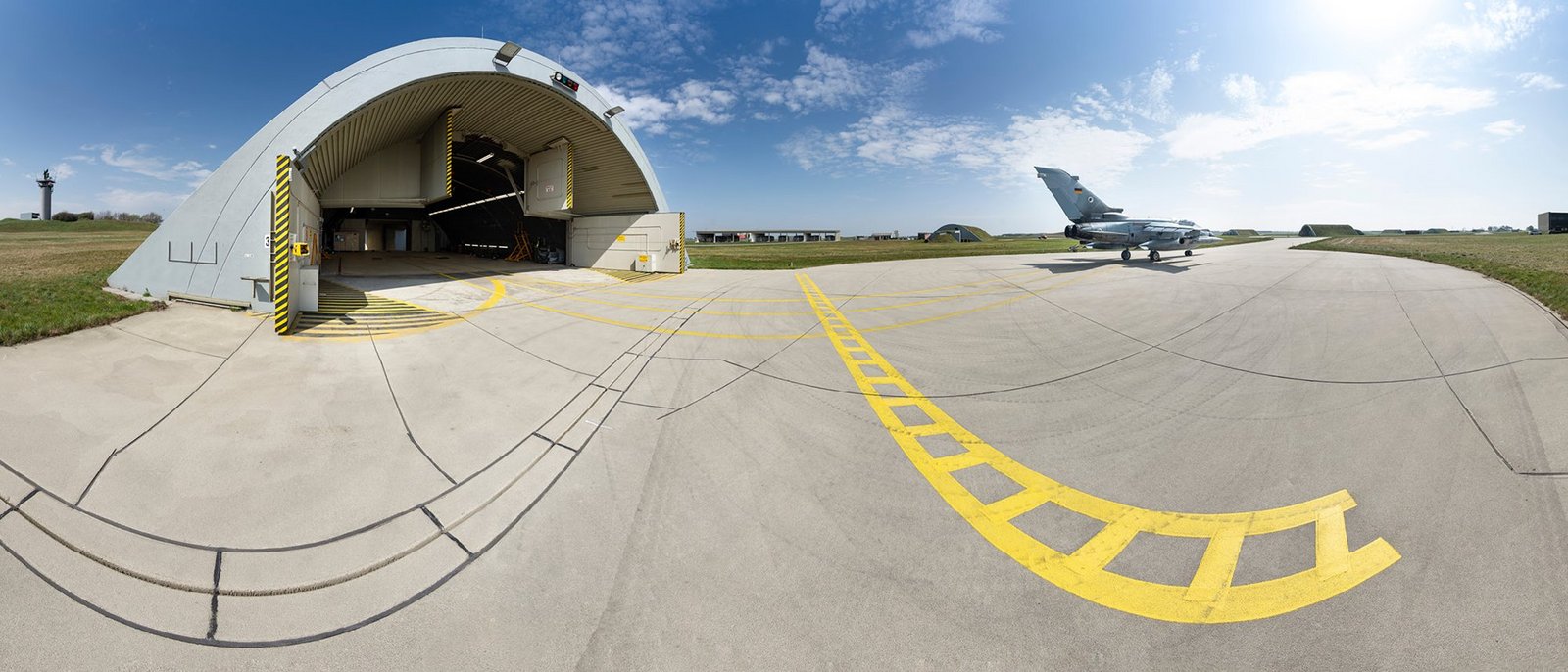 Ein Düsenjet startet auf dem NATO-Flugplatz in Jagel.