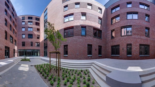 Panoramablick auf die Außenfassade vom Neubau der Agrar- und Ernährungswissenschaftlichen Fakultät der Uni Kiel.