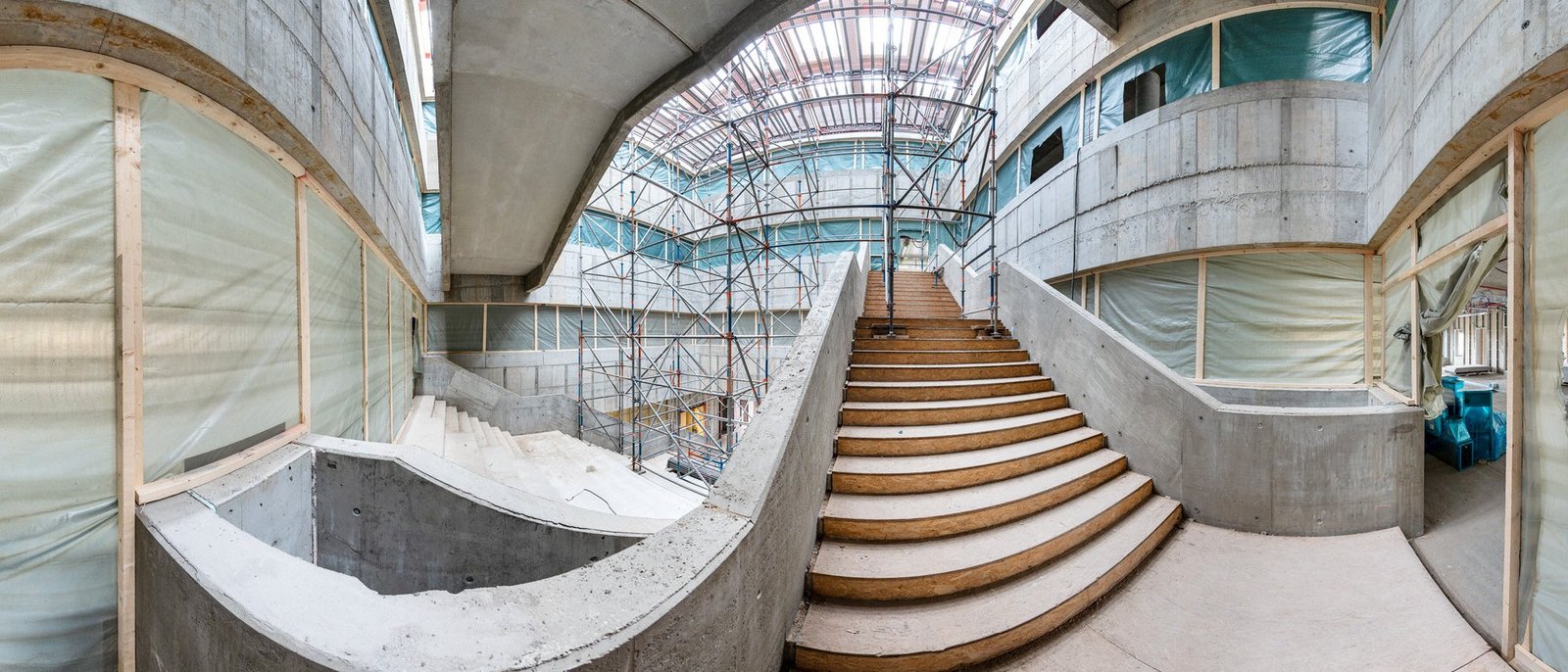 FH Kiel bibliothekarisches Lernzentrum Rohbau Panoramabild Treppe im Atrium. 
