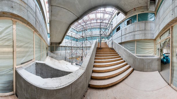 FH Kiel bibliothekarisches Lernzentrum Rohbau Panoramabild Treppe im Atrium. 