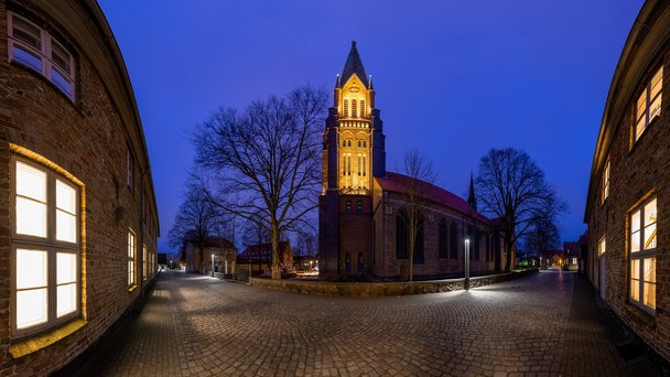 Außenansicht auf den Dom bei Nacht