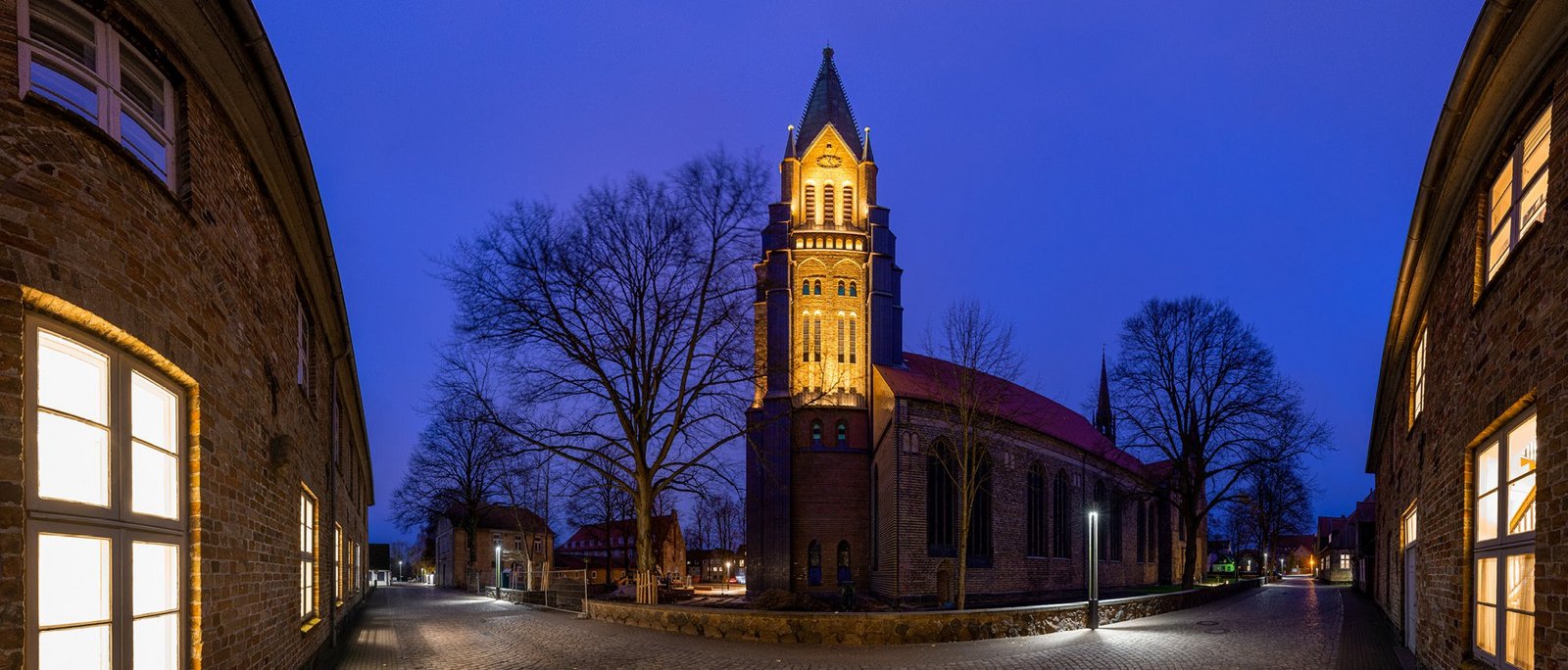 Außenansicht auf den Dom bei Nacht