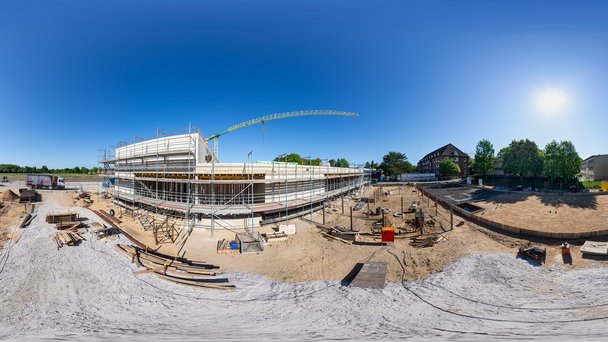 Blick auf die Baustelle vom Wirtschaftsgebäude. 