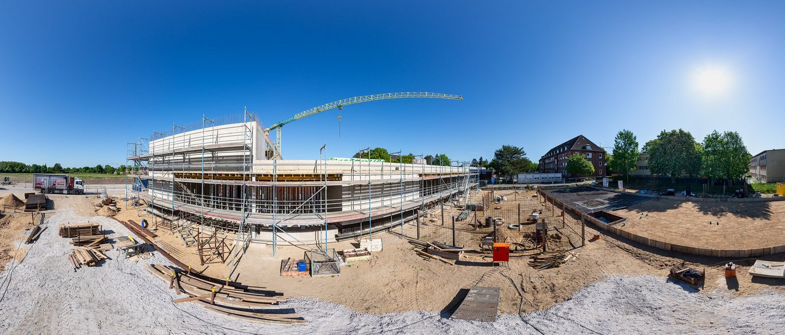 Blick auf die Baustelle vom Wirtschaftsgebäude. 