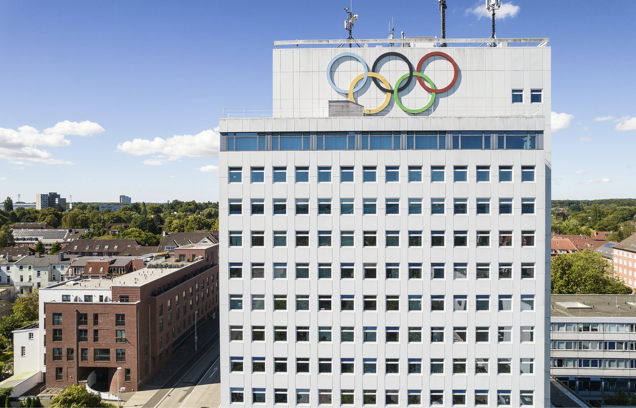 Blick auf das Olympiahochhaus und die Olympischen Ringe in Kiel Wik. 