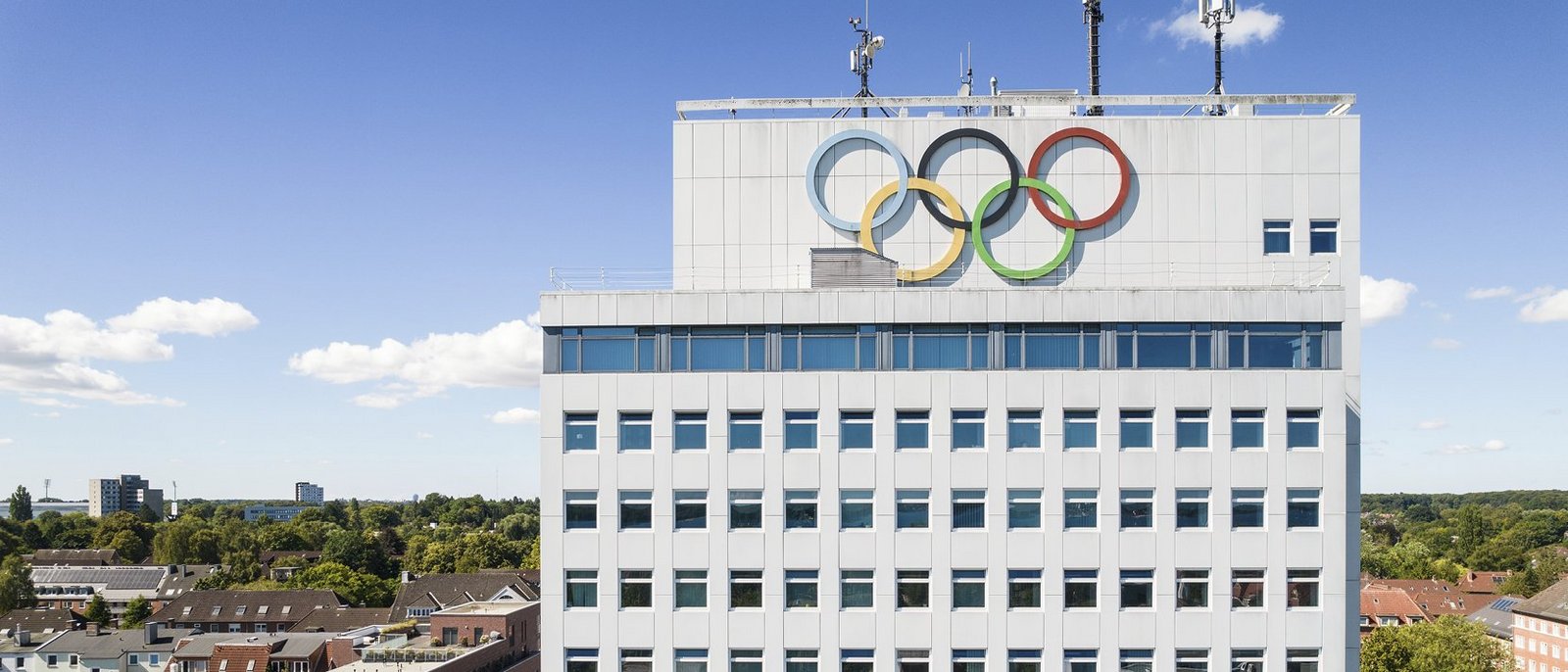 Blick auf das Olympiahochhaus und die Olympischen Ringe in Kiel Wik. 