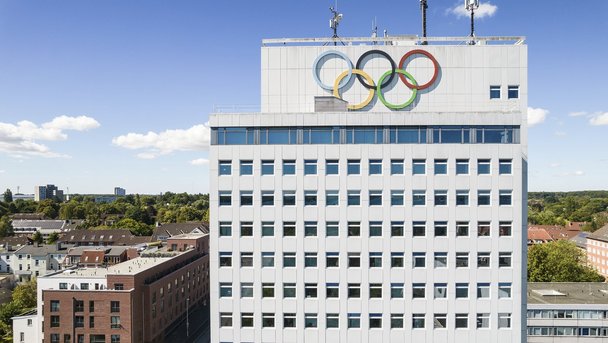 Blick auf das Olympiahochhaus und die Olympischen Ringe in Kiel Wik. 