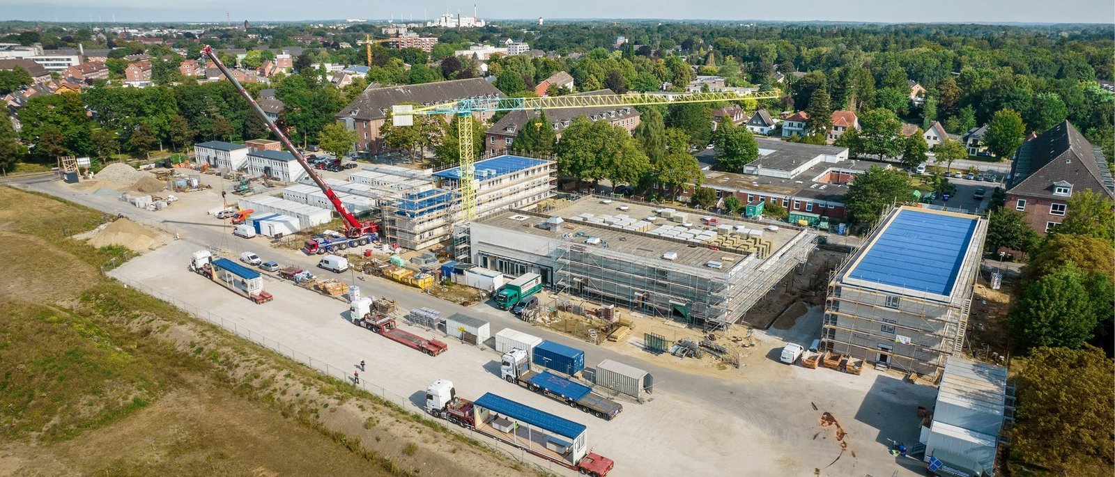 Drohnenaufnahme vom Schutz- und Isolationshaus des LaZuF Neumünster.