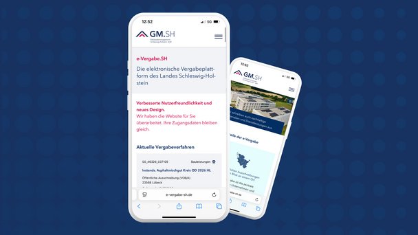 Darstellung der neu gestalteten e-Vergabe.SH-Webseite auf zwei Smartphones. Die Startseite weist auf das neue Design und die verbesserte Nutzerfreundlichkeit hin. Im Hintergrund ist eine weitere Ansicht der Plattform zu sehen.