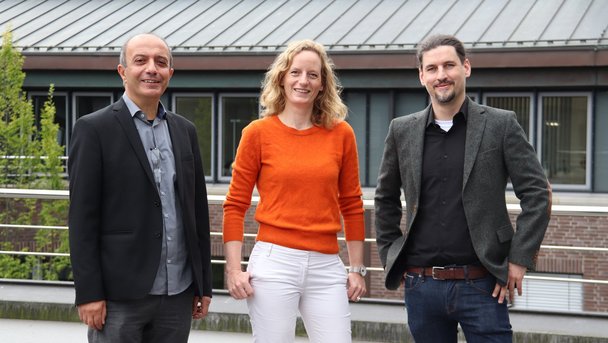 Metin Toksöz, Alice Vollenbröker, Stephan Rein stehen nebeneinander