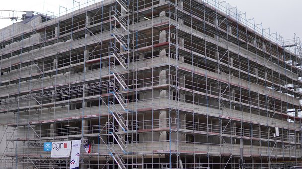 Der Rohbau ZMSZ eingehüllt in einem Gerüst.