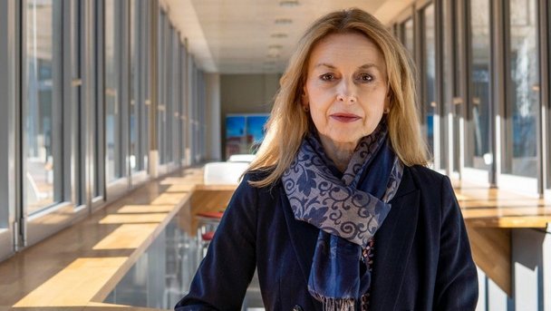 Susanne Kirchmann, die Geschäftsführerin der GMSH, blickt in die Kamera.