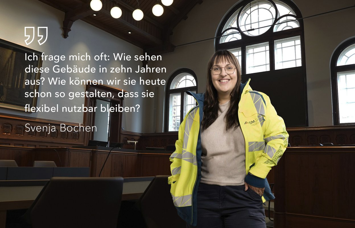 Eine Frau mit einer Warnschutzjacke im Schwurgerichtssaal.