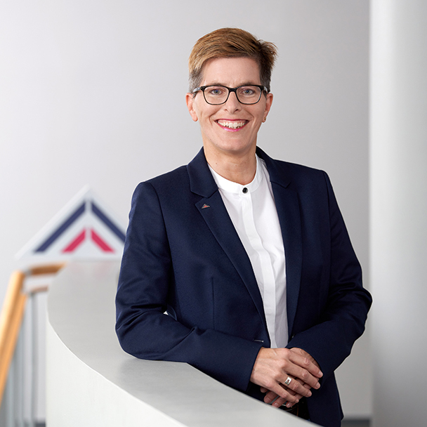 Businessportrait von Barbara Müller. Sie ist Leiterin der Stabsstelle Öffentlichkeitsarbeit.