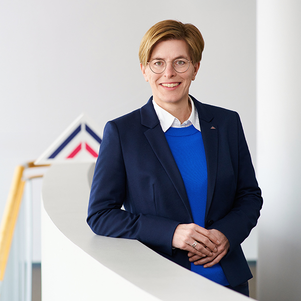 Businessportrait von Barbara Müller. Sie ist Leiterin der Stabsstelle Öffentlichkeitsarbeit.