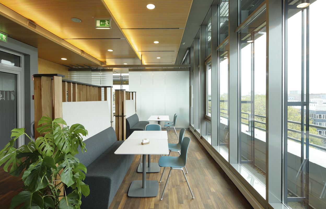 Ein Tisch im Workcafe der Kieler GMSH-Zentrale.
