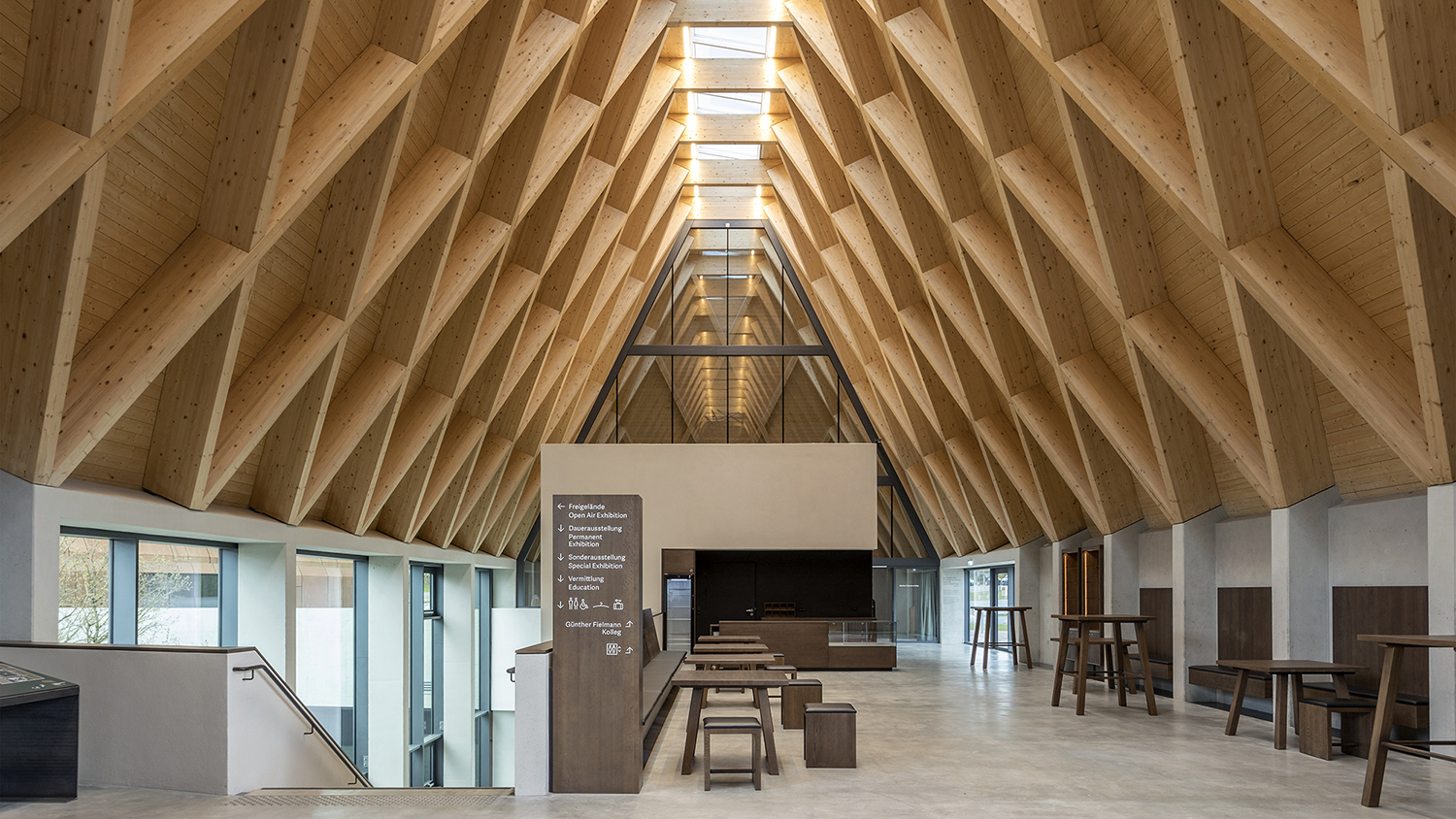 Holztragewerk in der Eingangshalle vom Jahr100Haus