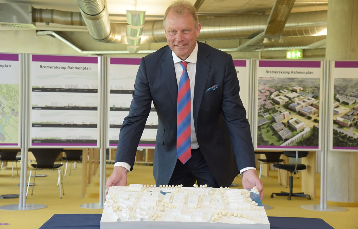 CAU-Präsident Lutz Kipp mit einem Modell des zukünftigen Bremerskamp-Areals