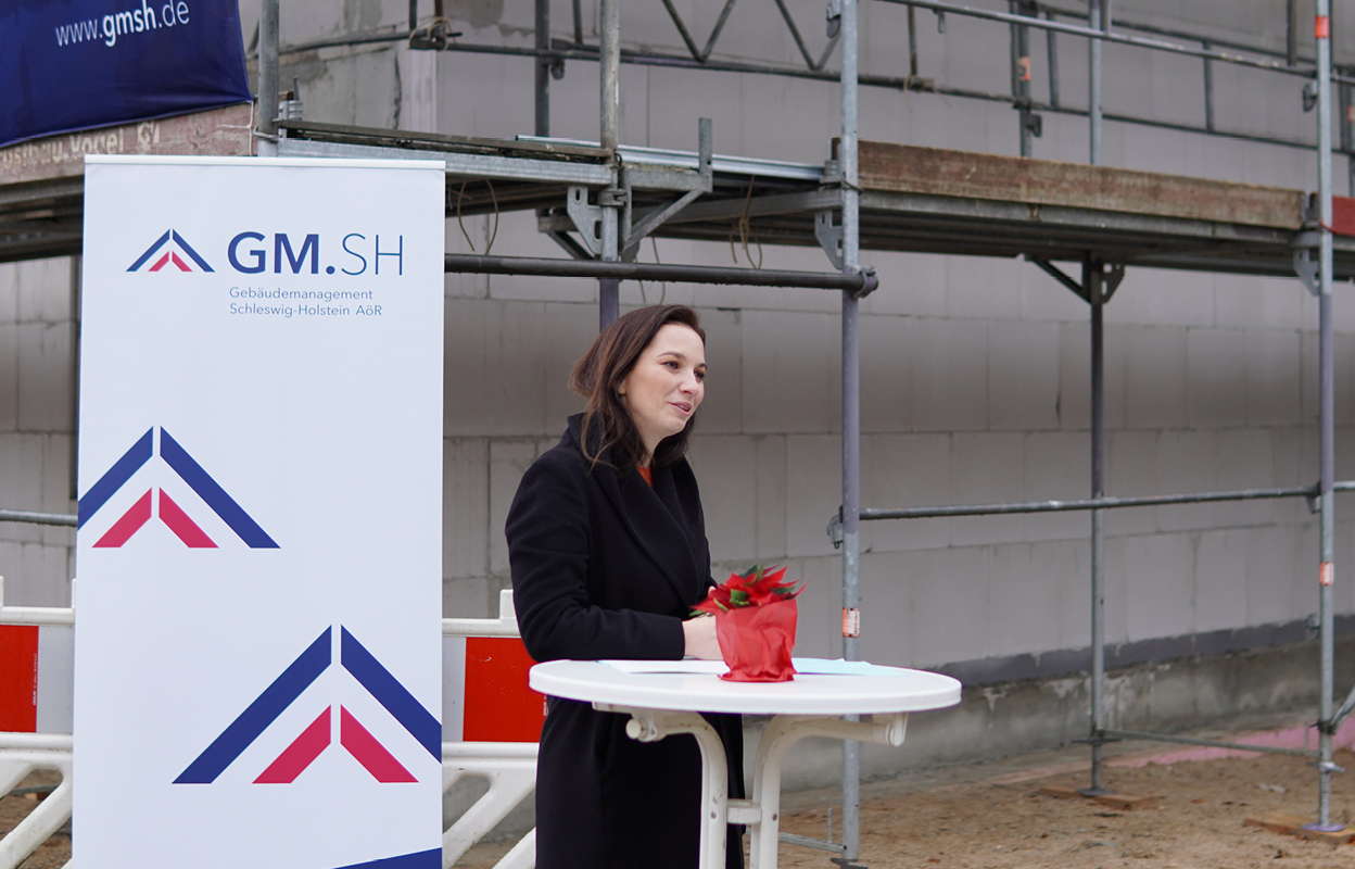 Magdalena Finke, Staatssekretärin Ministerium für Inneres, Kommunales, Wohnen und Sport, bei einer Rede.