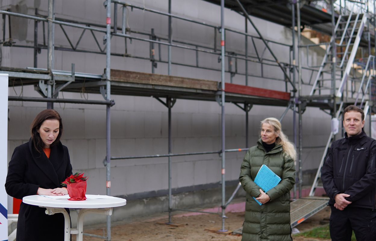 Magdalena Finke, Staatssekretärin Ministerium für Inneres, Kommunales, Wohnen und Sport, bei einer Rede.