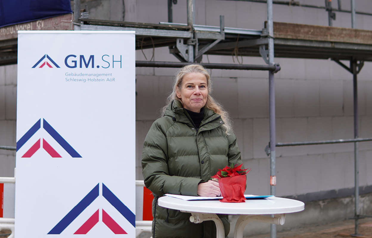 Gabriele Pfründer, Leiterin des Bundesbaus, blickt in die Kamera.