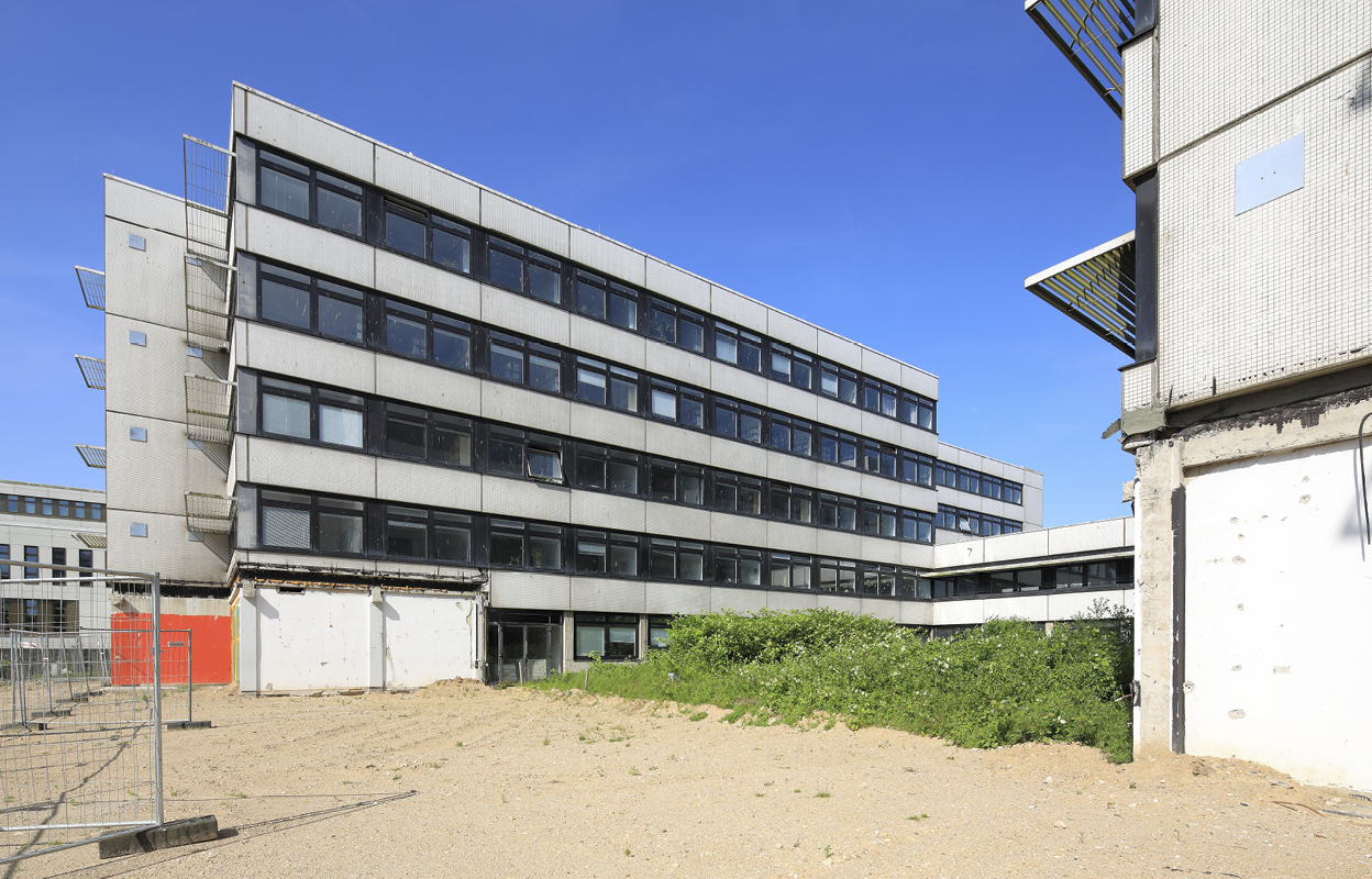 Sicht auf die Außenfassade der Fakultätenblöcke der Uni Kiel.