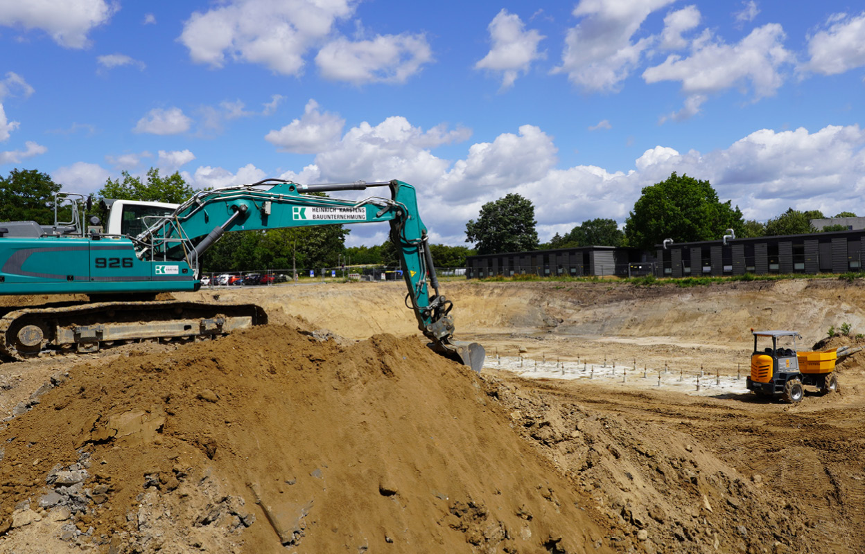 Bagger neben einer Baugrube