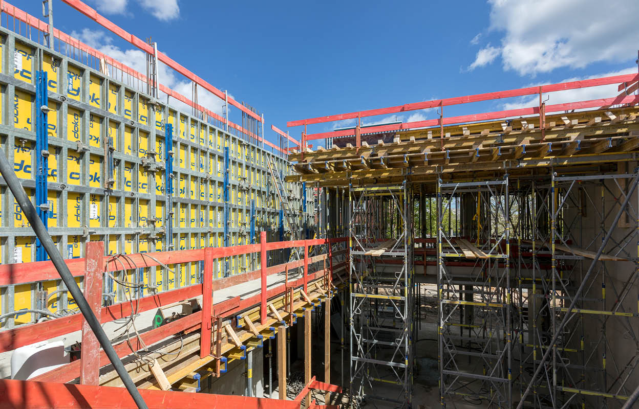 Baustelle Geowissenschaftliches Institut. Zwei Wände mit Gerüst. Oben ist blauer Himmel zu sehen.