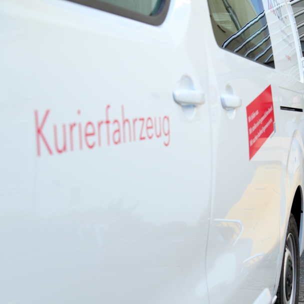 Autotür eines Kurierdienstfahrzeuges