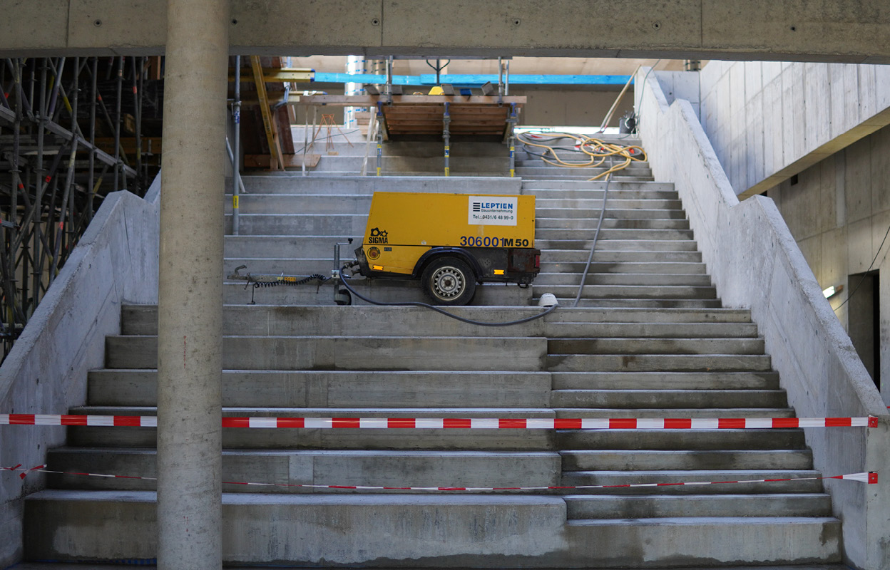 FH Kiel bibliothekarisches Lernzentrum Rohbau Treppe im Atrium. 