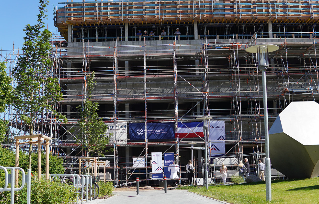 FH Kiel bibliothekarisches Lernzentrum Rohbau Außenansicht mit Gerüst.. 