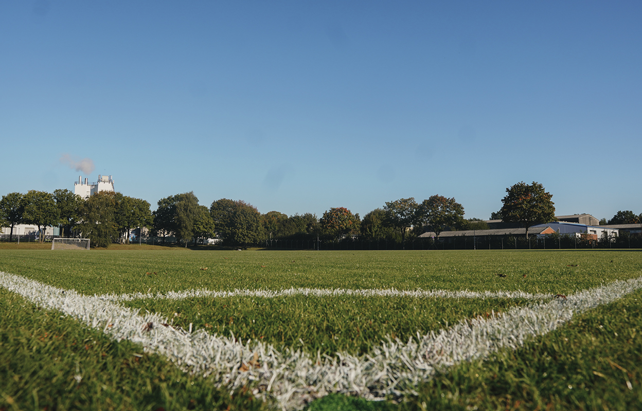 Blick von Position der Eckfahne auf ein Fußballfeld. 