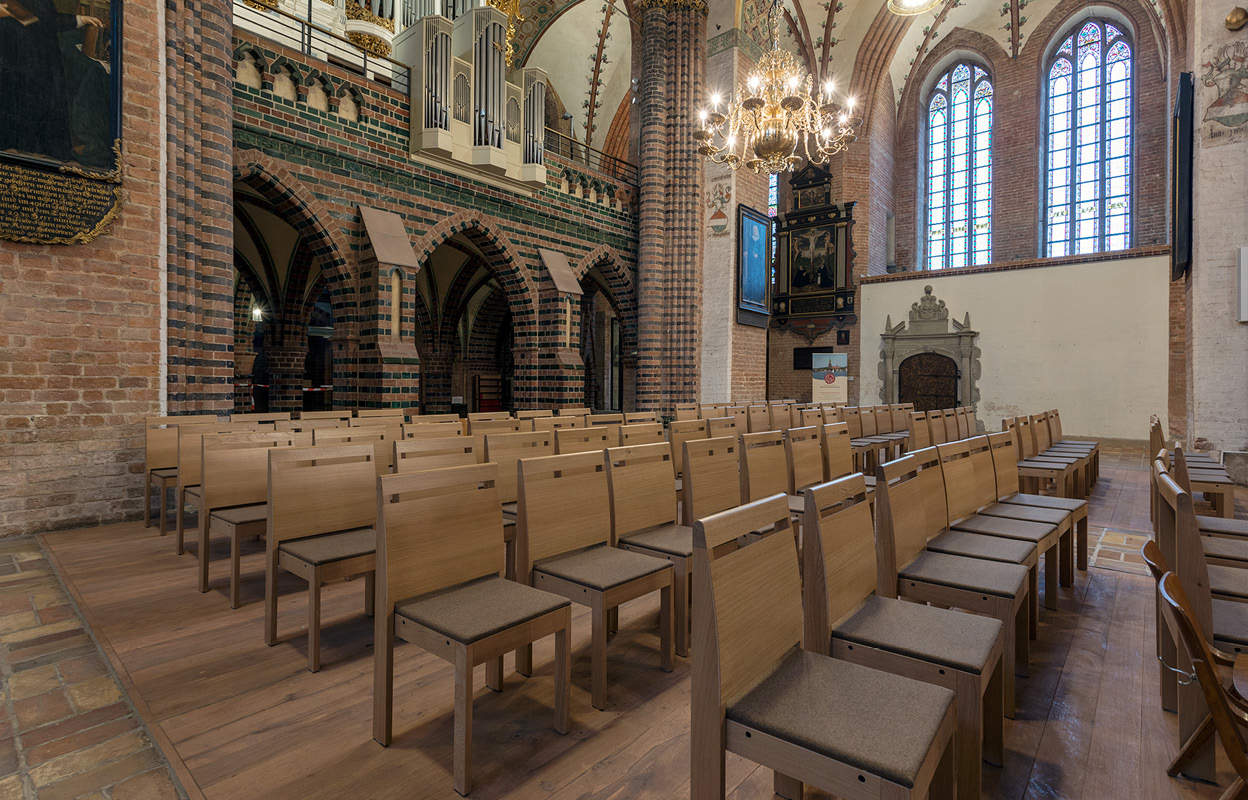 Innenansicht vom Kirchenschiff mit Bestuhlung