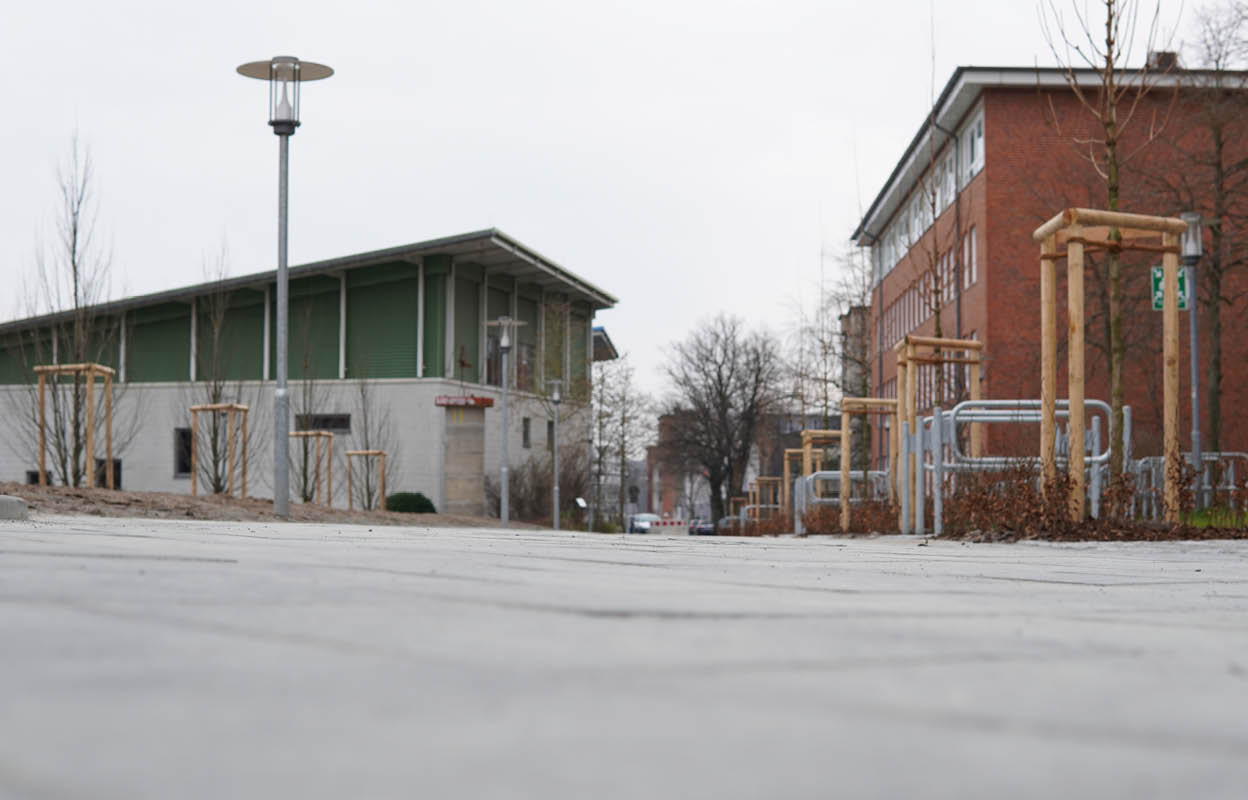 gepflasterter Weg mit zwei Gebäuden im Hintergrund